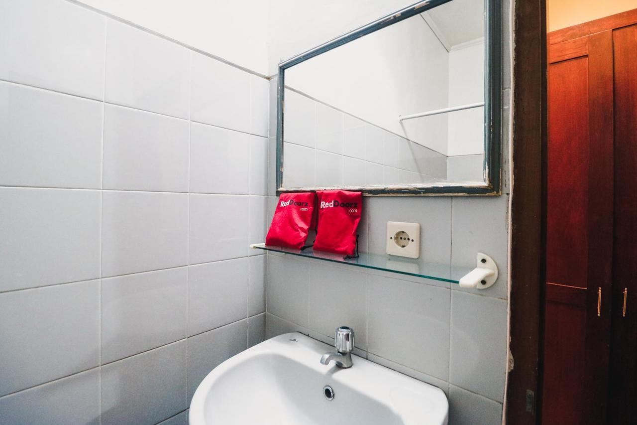 Reddoorz Plus @ Purwosari Solo Kültér fotó